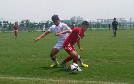 U15 Việt Nam (áo đỏ) trong trận gặp U15 Lào